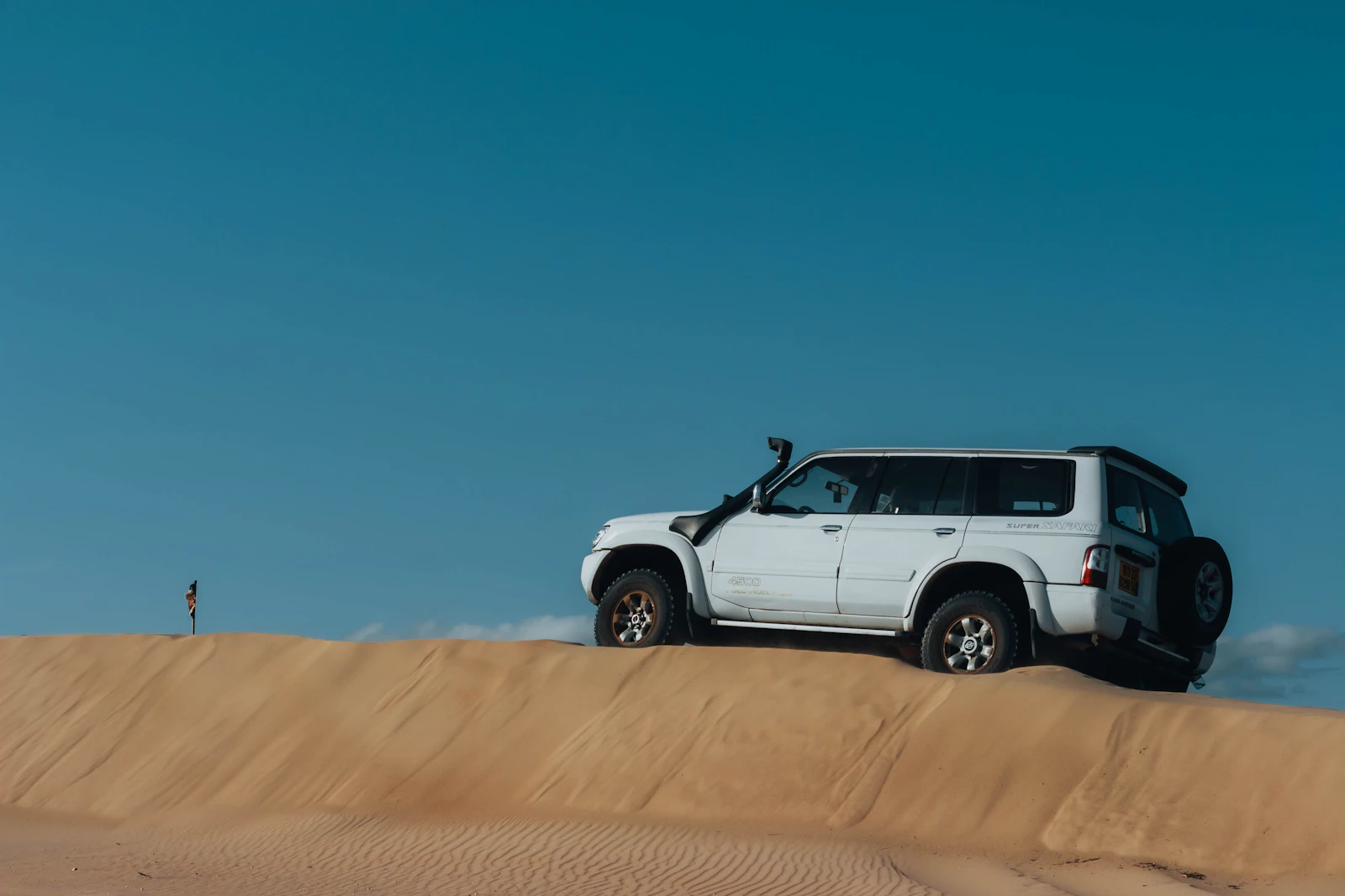 4x4 recovery vehicle in the UAE desert