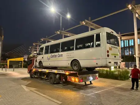 Recovery truck loaded with a minibus at night in the city — MZ Meer Car Recovery